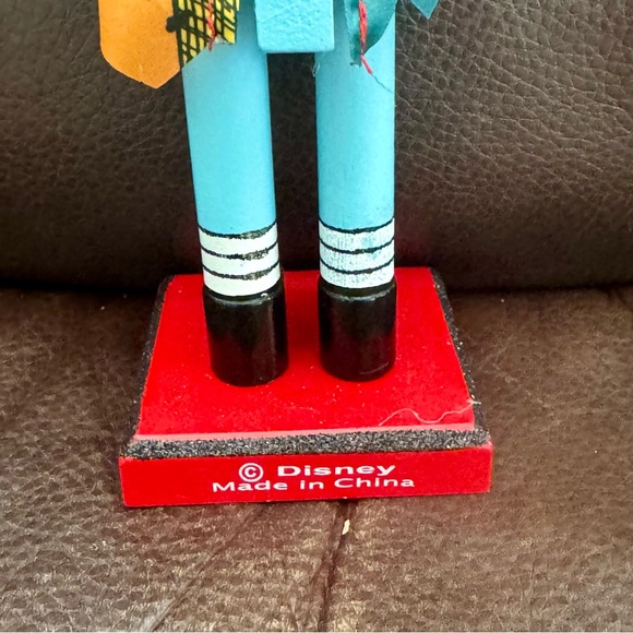 Sally in Santa Hat with Gift Wooden Nutcracker - A Nightmare Before Christmas - Picture 11 of 13